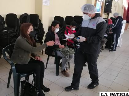 Población recibió su dosis en el Colegio Saracho /LA PATRIA