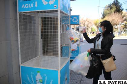 Ciudadana deposita botellas en las canastillas /LA PATRIA