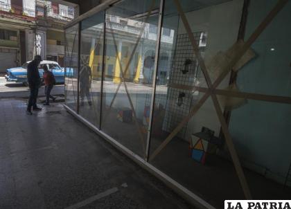 Las ventanas de una tienda para el hogar parcialmente vacía / AP Foto /Eliana Aponte