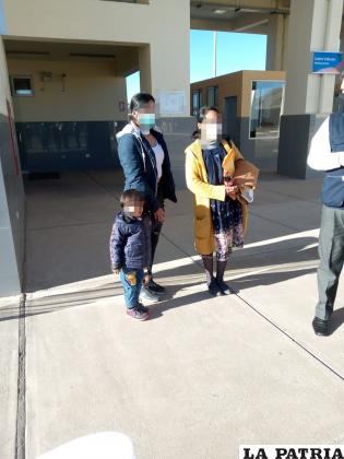 La familia de la joven de 17 años, mientras esperaba /DIO