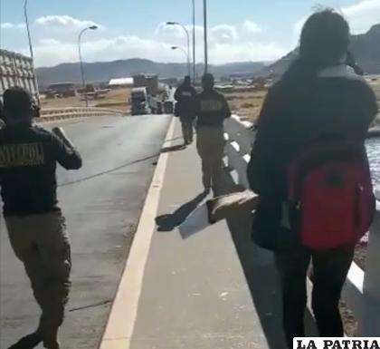 La adolescente repatriada en la frontera Bolivia -Perú /DIO