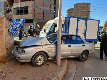 Ambos motorizados colisionaron y terminaron afectando el ornato público y una muralla /LA PATRIA