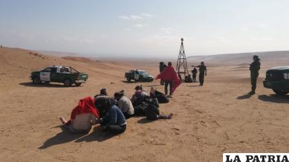 Un grupo de extranjeros en la frontera entre Bolivia y Chile /Foto emol.com
