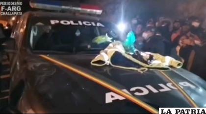 Los vecinos de una calle de Challapata interceptaron este motorizado /Foto captura Florencio Argandoña