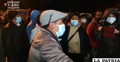 El jefe de Seguridad Ciudadana junto con los vecinos /Foto captura Florencio Argandoña