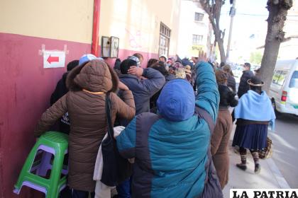 Caos en la fila para recibir la segunda dosis de la Sputnik-V /LA PATRIA