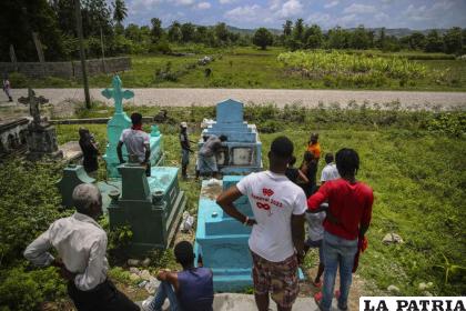 Parientes asisten al entierro de Francois Elmay, fallecido durante el terremoto /AP Photo/Joseph Odelyn
