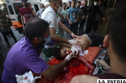 Médicos y manifestantes trasladan a la sala de emergencias del hospital Shifa a un menor de 13 años que recibió un disparo en la cabeza /AP Foto /Abdel Kareem Hana
