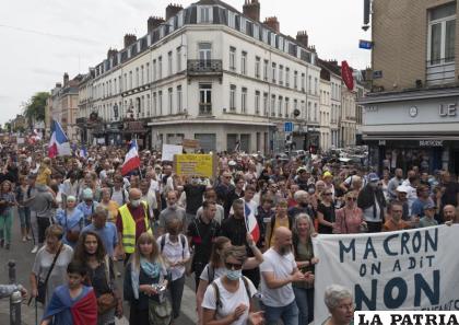 Manifestantes protestan en la ciudad de Lille, en el norte de Francia /AP Foto/ Michel Spingler