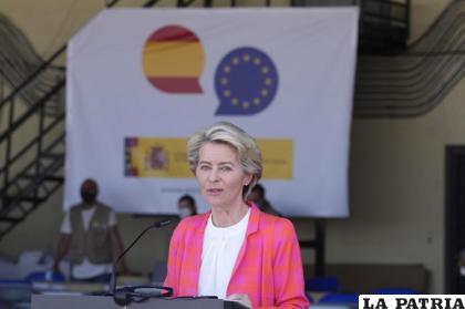 La presidenta de la Comisión Europea Ursula von der Leyen habla en una conferencia de prensa en Madrid 
/AP Foto /Paul White