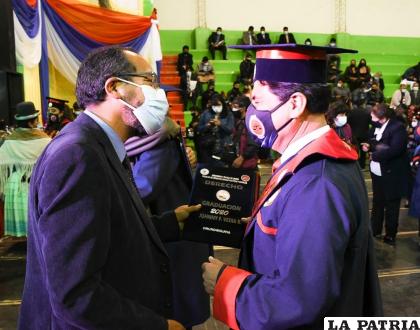 Gobernador de Oruro, Johnny Vedia recibe su certificado de culminación de estudios