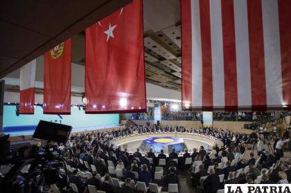 Diplomáticos de rango alto máximo de 46 países y bloques participan en la cumbre Plataforma de Crimea en Kiev /Oficina de Prensa Presidencial Ucraniana vía AP