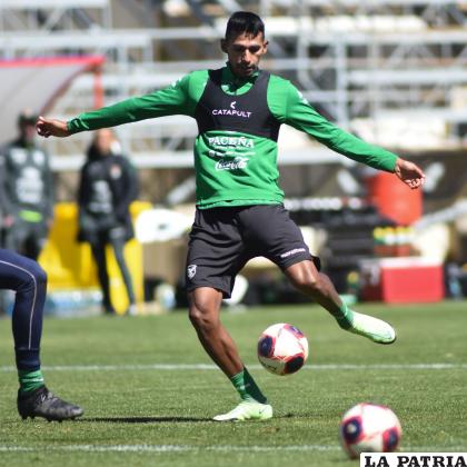 Gilbert Álvarez es el centro atacante en ausencia de Marcelo Martins /FBF