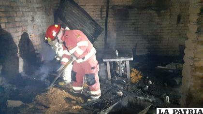 Personal de Bomberos procede al enfriamiento y remoción de los objetos /LA PATRIA