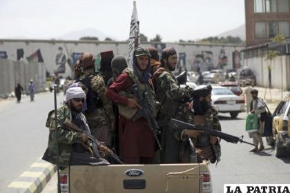 Un grupo de combatientes talibanes patrulla las calles de un pueblo de Afganistán /AP