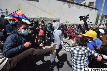 Grupos contrarios se enfrentaron en las afueras de la Cárcel de Miraflores /APG