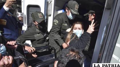 Jeanine Áñez es trasladada por la Policía /APG ARCHIVO