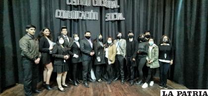Miembros del Centro Cultural trabajaron para ambientar el escenario /LA PATRIA