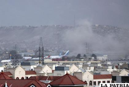 Se alza humo tras una explosión fuera del aeropuerto de Kabul, Afganistán /AP Foto /Wali Sabawoon