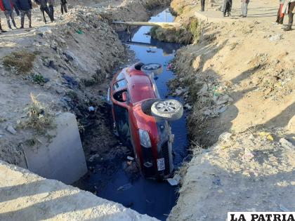 El conductor del vehículo en estado de ebriedad volcó en el canal /LA PATRIA