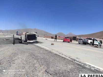 Uno de los motorizados ardiendo en la carretera /Viceministerio Lucha Contra el Contrabando