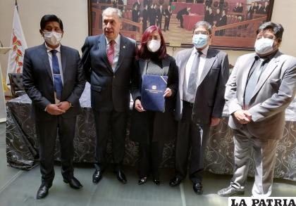 Fernando Dehne junto a los distinguidos por la Cámara de Senadores /Cortesía Amaru Molina