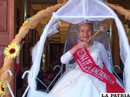 Adela Villena fue coronada como la reina del asilo de ancianos “La Sagrada Familia” /LA PATRIA