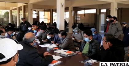 Una de las mesas de trabajo durante la clausura de la Cumbre Minera Departamental de Oruro /FEDECOMIN