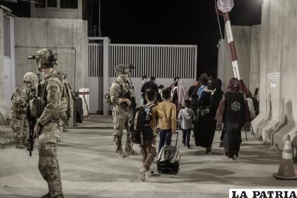 Efectivos de la 82da División Aerotransportada escoltan a personas para evacuación en el Aeropuerto Internacional Hamid Karzai, en Kabul 
/Staff Sgt. Víctor Mancilla /U.S. Marine Corps vía AP