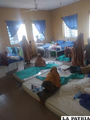 Algunos alumnos liberados de la Escuela Islámica Salihu Tanko reciben tratamiento en el centro de salud Bosso Low en Bosso, Nigeria /AP Foto