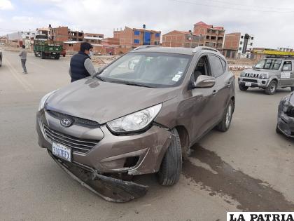 La vagoneta café tiene afectada la esquina izquierda de su vehículo /LA PATRIA