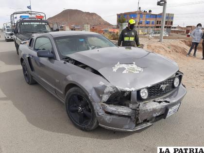 El auto gris tras el impacto, tiene dañado el capó /LA PATRIA