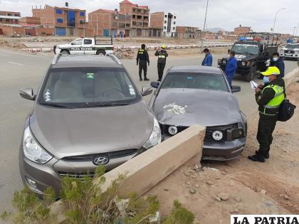Efectivos policiales atendieron el caso en la doble vía Oruro La Paz /LA PATRIA