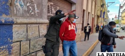 Uno de los imputados tras la audiencia de juicio oral /LA PATRIA