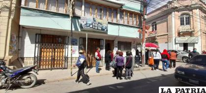 La audiencia de inspección ocular se llevó adelante en la casa donde ocurrió el crimen /LA PATRIA