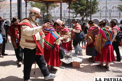 Ofrenda a la Pachamama en la Plaza 10 de Febrero /LA PATRIA