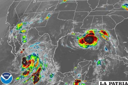 Los huracanes Nora (abajo a la izq) e Ida (der) sobre Norteamérica /NOAA vía AP