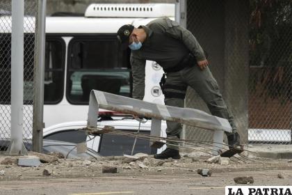 Un oficial de policía inspecciona los daños en una estación de policía luego de que una bomba explotara en Cúcuta, Colombia /AP Foto /Ferley Ospina
