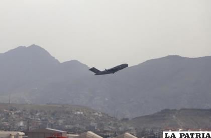 Un avión militar de EE.UU. despega del Aeropuerto Internacional Hamid Karzai, en Kabul, Afganistán /AP Foto /Wali Sabawoon