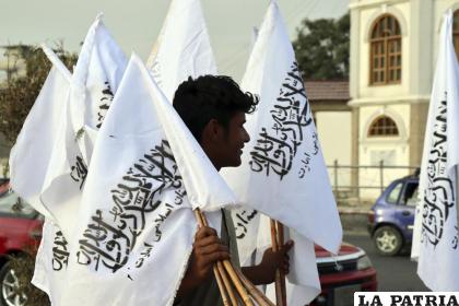 Un hombre vende banderas talibanes en Kabul, Afganistán /(AP Foto /Khwaja Tawfiq Sediqi)