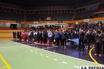 Las delegaciones participantes en el acto inaugural del torneo /LA PATRIA