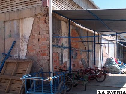Las paredes están deterioradas y no hubo refacción /LA PATRIA