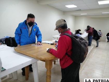 Persona cobra su bono de discapacidad /LA PATRIA