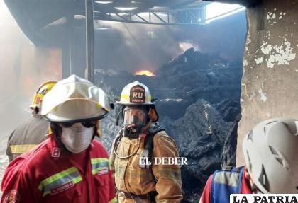 Efectivos de diferentes unidades de bomberos trabajan en la zona /El Deber