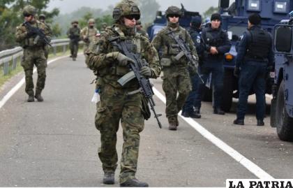 Miembros de la fuerza de mantenimiento de la paz de la KFOR patrullan el área cerca del cruce fronterizo entre Kosovo y Serbia en Jarinje, Kosovo, el 2 de octubre de 2021 /REUTERS
