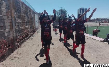 Jugadores de Sportivo Euqueño antes de enfrentar a Deportivo Pomata /LA PATRIA