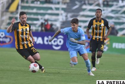 Fernando Saucedo con el balón ante la marca de Patricio Rodríguez /APG