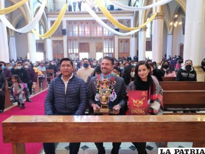 Entrega de obsequios al agregado de cultura de la Embajada de Estados Unidos, Anthony Tranchina /LA PATRIA