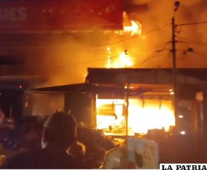 El fuego era incontrolable anoche /Captura