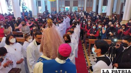 Imposición de la Virgen en la cabeza de los fieles /CORTESÍA